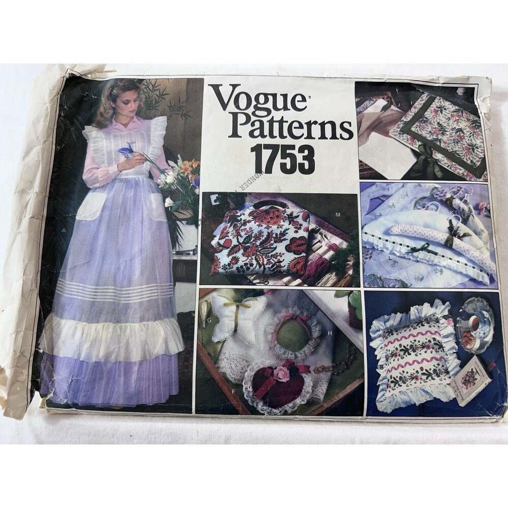 Vintage 1970s Vogue 1753 Apron Gifts Pillows Sewing Pattern CUT Cottagecore
